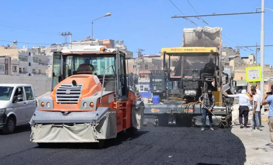 Şanlıurfa Haleplibahçe Caddesi’nde asfalt çalışmaları sürüyor