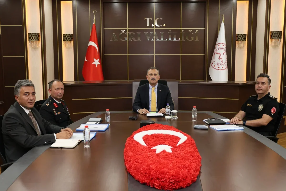 Ağrı Valisi Bozkurt, okul güvenliği toplantısında servis denetimlerini ele aldı