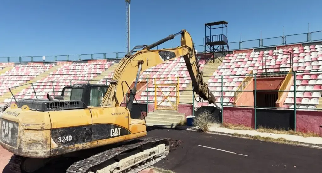 Yarım asırlık mabet çöküyor: Van Atatürk Şehir Stadyumu’na ilk kepçe vuruldu