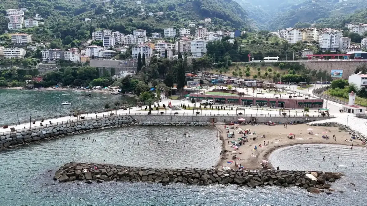 Gökdelen yıkıldı: Halk plajın keyfini çıkarıyor