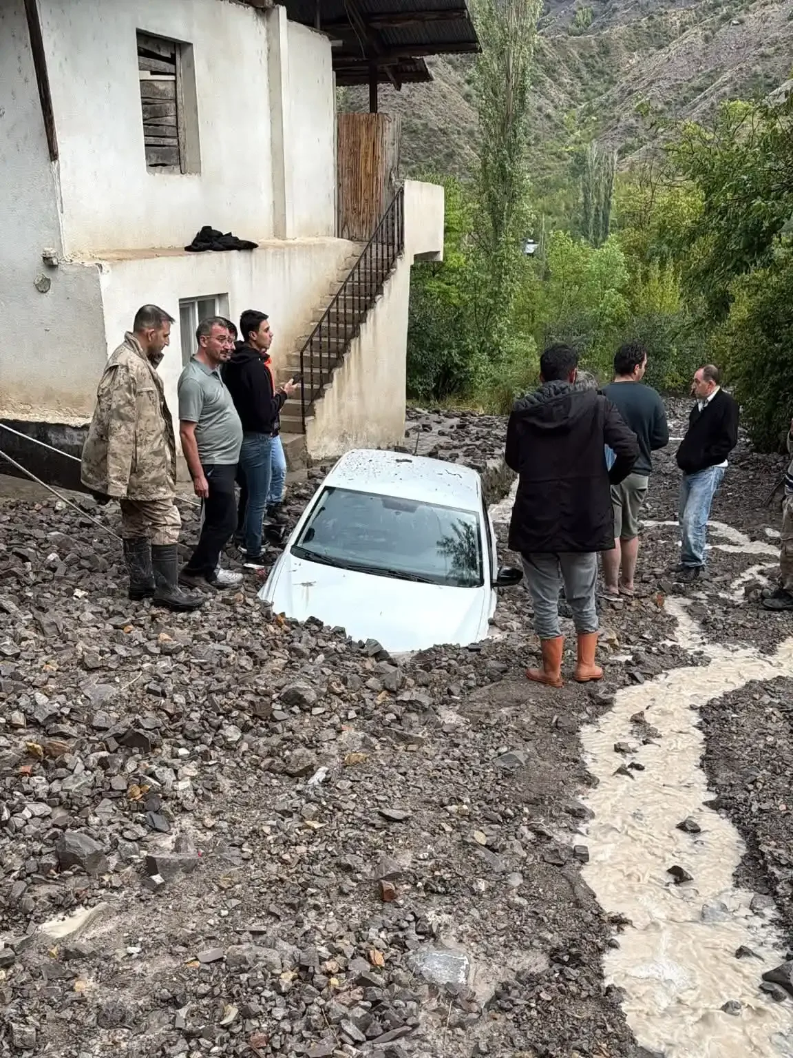 Uzundere'de taşkın: Araçlar çamura gömüldü
