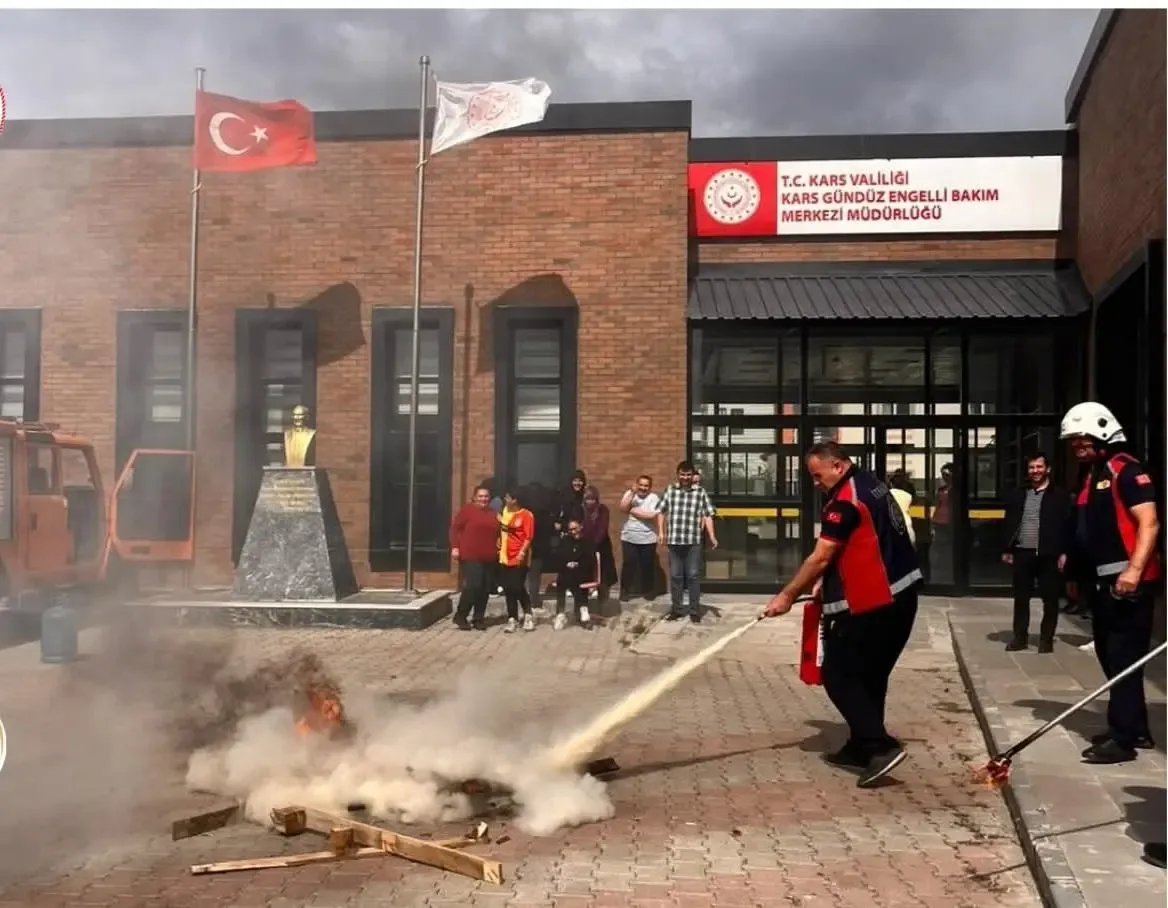 Kars’ta engelli bireylere yangın eğitimi