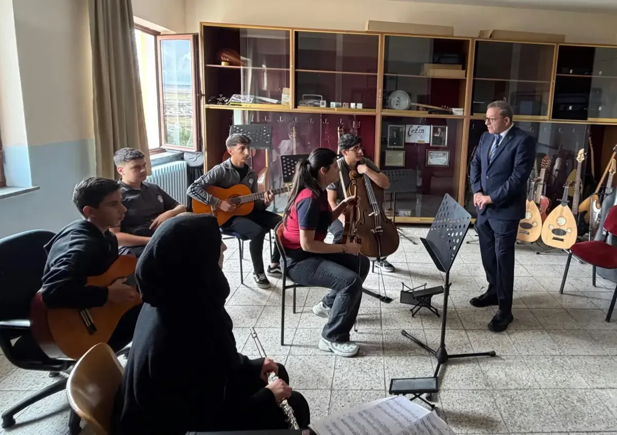 Kars Valisi Polat, lise öğrencilerinin çalışmalarını inceledi
