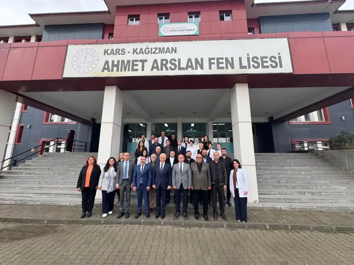 Ahmet Arslan, Kağızman’da kendi ismini taşıyan liseyi ziyaret etti
