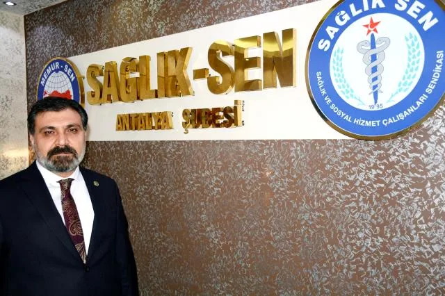 Sağlık-Sen Antalya Şube Başkanı Sinan Kuluöztürk, "Yakınlarımızın da aşılanmasına öncelik verilmesini istiyoruz" dedi.