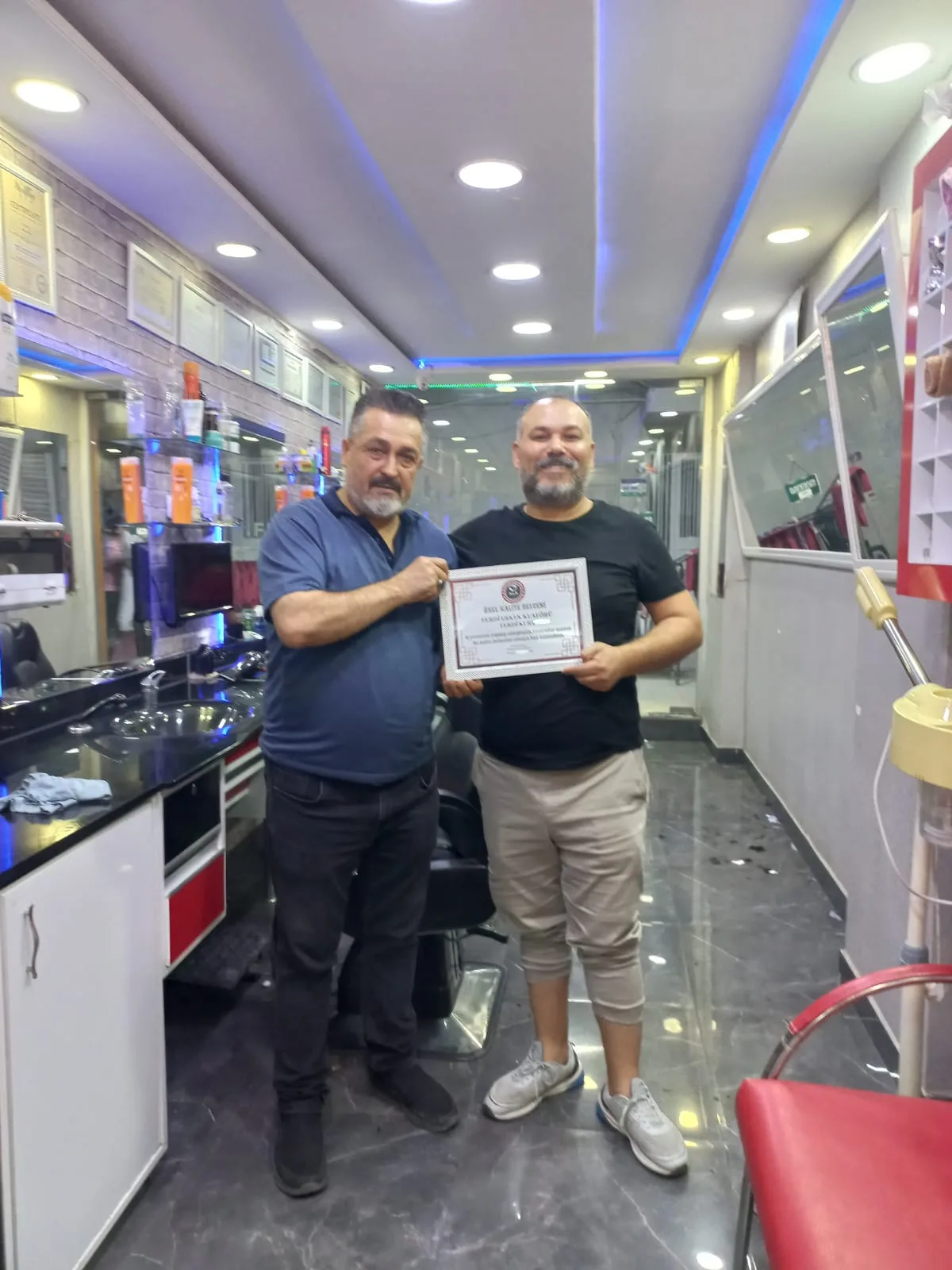 FERDİ ERKEK KUAFÖRÜ' NE ÖZEL KALİTE BELGESİ VERİLDİ