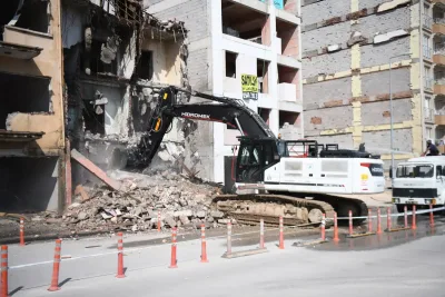 Yeşilyurt’ta üç katlı metruk bina kontrollü şekilde yıkıldı