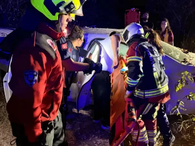 Ayvalık’ta araç yoldan çıktı: 3 yaralı